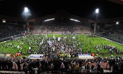 Para suporter Juve turun ke tengah lapangan untuk merayakan kemenangan. Getty Images/Giuseppe Bellini.