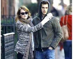 Bahasa Tubuh Selebriti Pria yang Mencintai Pasangannya