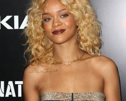 Cari Sensasi, Rihanna Mengaku Biseksual