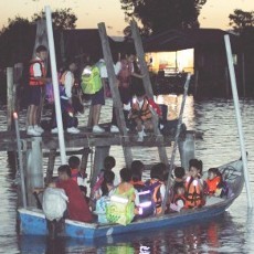 Pergi ke Sekolah Naik Perahu, Anak-anak di Malaysia Tercebur ke Sungai