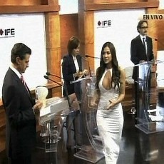 Wanita Seksi Hebohkan Debat Capres Meksiko