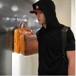 Wajib Militer, Hyun Bin Belanja Tas untuk Ibunda