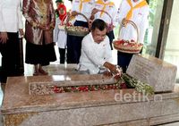 Hari Palang Merah, JK Ziarah ke Makam Bung Hatta