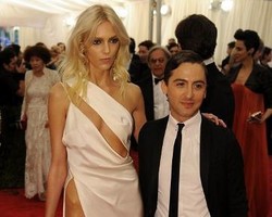 Fashion Dos & Donts: Etika Memakai Busana Terbuka