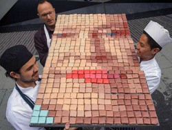 Wow, 3,120 Cake Disusun Jadi Potret Ratu Inggris!