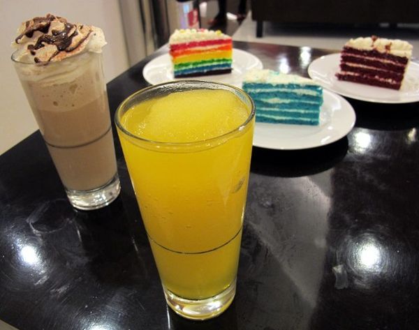 Menikmati Lembutnya Cake Warna-warni di Michels Patisserie