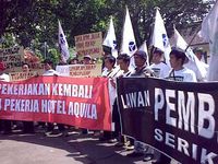 Eks Karyawan Hotel Grand Aquila Demo PN Bandung
