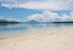 Menyelam di Perairan Sebening Kaca Milik Pulau Tagalaya