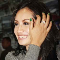 Shinta Bachir Tampil Polos