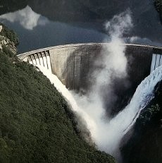 Bungy Jumping ala James Bond di Verzasca Dam, Berani?