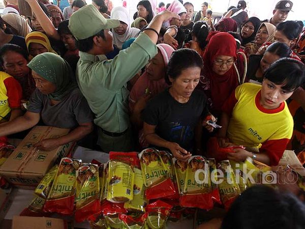 Berdesak-desakan Demi Minyak Goreng Murah