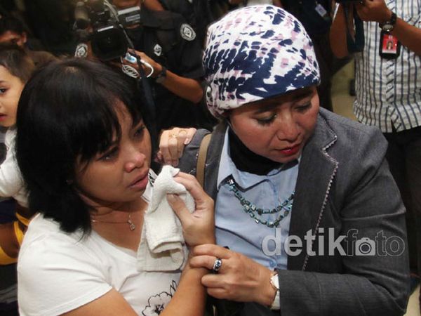 Wajah Sedih Keluarga Penumpang Sukhoi Superjet100