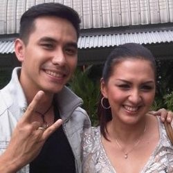 Donna-Darius Biasakan Anak Makan Buah