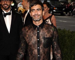 Tak Mau Membosankan, Marc Jacobs Pakai Dress Lace