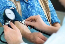 Pantangan Saat Periksa Tensi: Tidak Boleh Menahan Kencing