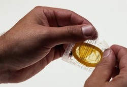 Mudahnya Mencari Kondom, Tapi Susahnya yang Mau Pakai