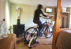 Nonton TV Sambil Gowes Sepeda di Cottage Lodge, Inggris