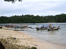 Kehidupan Nelayan yang Berbalut Pasir Putih di Sendang Biru