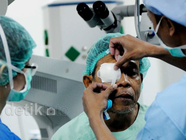 Mengoperasi Mata dari Serangan Katarak