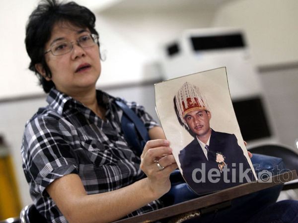 Keluarga Cari Informasi Terbaru Sukhoi di Halim Keluarga Cari Informasi Terbaru Sukhoi di Halim