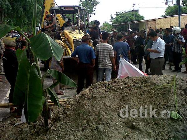 Minta Ganti Rugi Lahan, Warga Medan Timbun Jalan