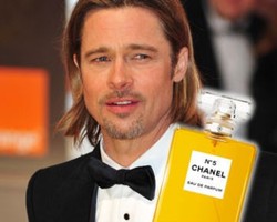 Brad Pitt Jadi Model Parfum Wanita