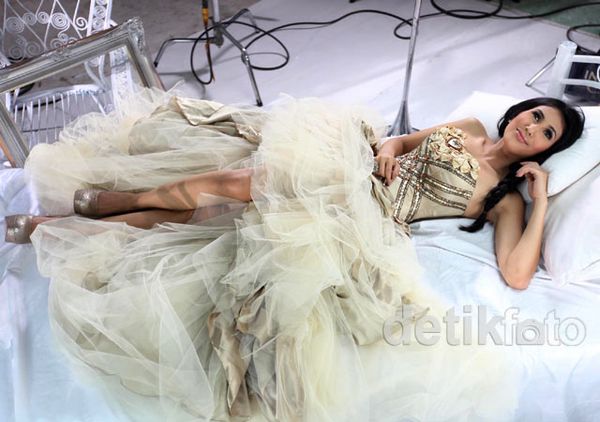 Pasca Foto Syur Beredar, Dewi Cinta Kembali Eksis