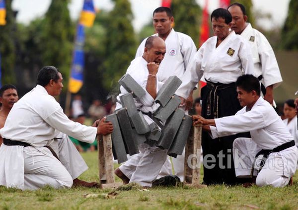 Atraksi Karate Meriahkan Pembukaan Porseni di Bali