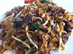 Kwetiau Goreng dan Cakue Udang Ny. Lau