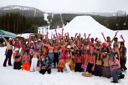 Wow! Main Ski Sambil Berbikini di Kanada