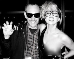 Lady Gaga Pamer Payudara di Twitter