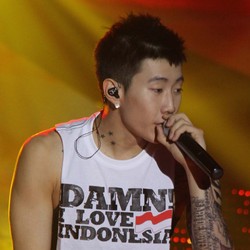 Jay Park Manggung dengan Baju Pemberian Fans Indonesia