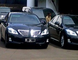 Calon Mobil Pejabat, Camry Hybrid Vs Crown Royal Saloon