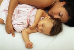 Tidur Bareng Orangtua Turunkan Risiko Obesitas Anak