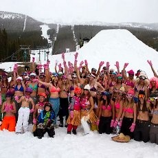 Wow! Main Ski Sambil Berbikini di Kanada
