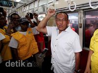 Giliran Ical yang Naik KRL Jakarta - Depok