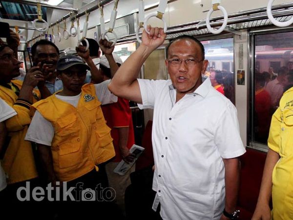 Giliran Ical yang Naik KRL Jakarta - Depok