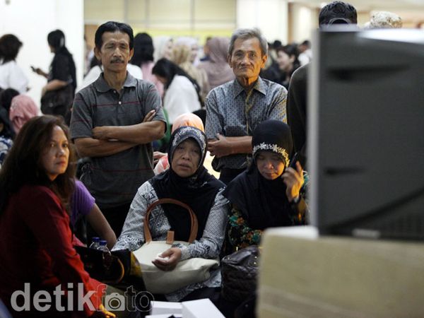 Keluarga Korban Sukhoi Sabar Menunggu