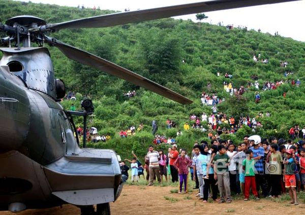 Warga Tonton Evakuasi Korban Sukhoi