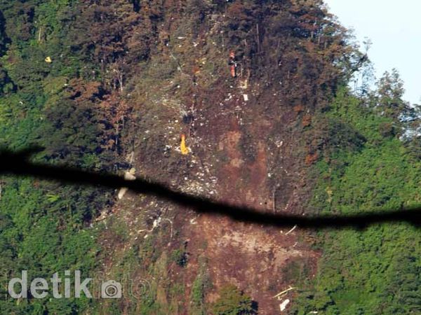 Foto-foto Pesawat Sukhoi yang Hancur Lebur