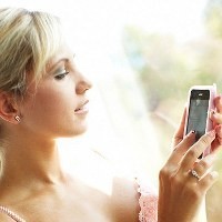 Survei: 12% Ibu Muda Masih Mainan Ponsel Saat ML