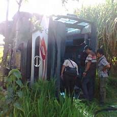 Bus Mira Terguling Gara-gara Sopir Mainan HP