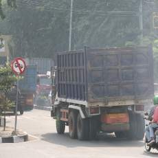 Rambu Larangan Jadi Hiasan