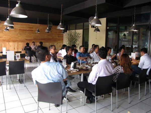 Nyam..Nyam.. Asiknya Makan Kambing Bakar Plus Roti Mariam!