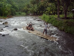 Arung Jeram di Kapuas Hulu