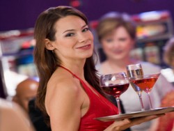 Ternyata Waitress Berlipstik Merah Lebih Sering Dapatkan Tips!