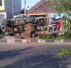 Truk Muat Besi Tua Terguling Hindari 2 Bocah Bersepeda