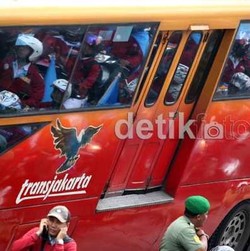 2 Bus TransJ Tabrakan di Grogol, Seorang Penumpang Luka