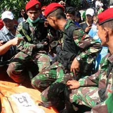 Bertaruh Nyawa Demi Mencari Kotak Hitam Sukhoi di Gunung Salak
