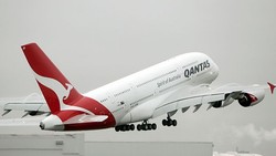 Blarr! Pesawat Qantas Disambar Geledek Saat Terbang